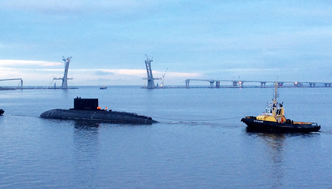 Tàu 186 – Đà Nẵng được lai dắt tới tàu Rolldock Star.