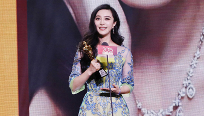 Phạm Băng Băng không bị ảnh hưởng tâm lý bởi vụ ảnh đồi trụy, khi tham dự một lễ trao giải tối 19/12.