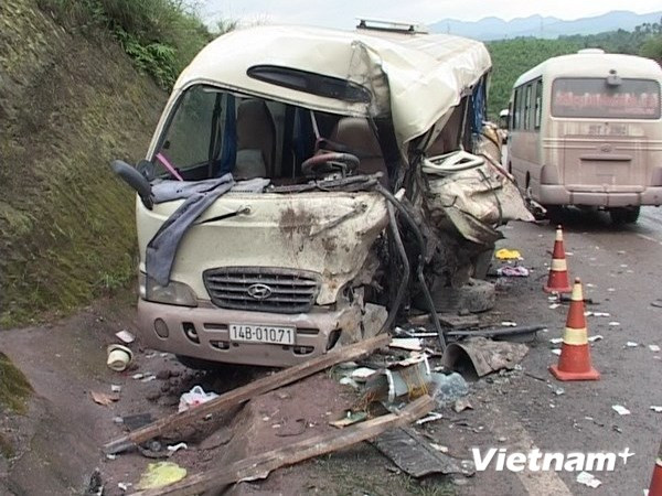 Nổ lốp, hai xe đấu đầu khiến 23 người bị thương