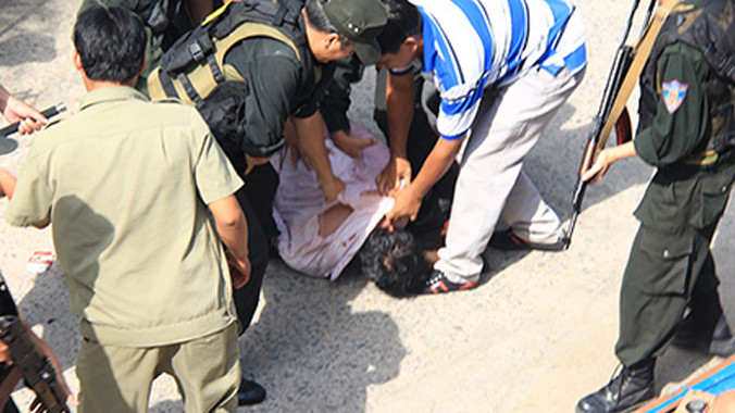 Đối tượng khống chế con tin bị bắt giữ. Ảnh: Dân Trí 