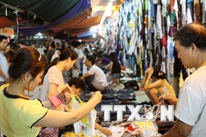 Chợ đêm Đồng Xuân. (Ảnh minh họa: Trần Việt/TTXVN) 