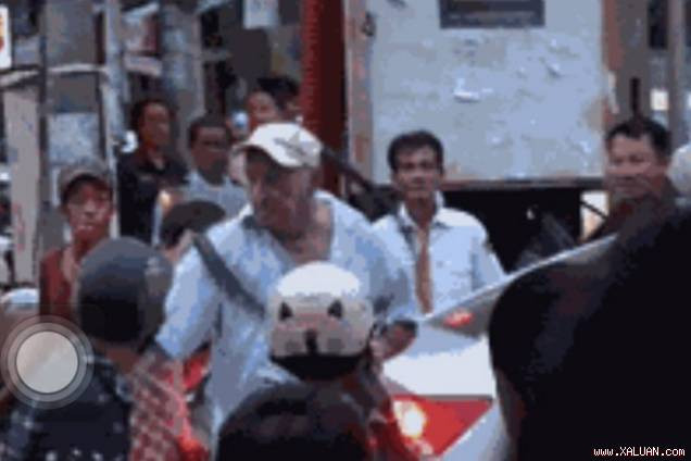 Dennis Marshall Gray bị người dân chứng kiến sự kiện phản đối (ảnh chụp từ clip)