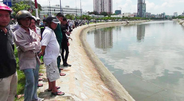 Đi vớt cá, bé 7 tuổi bị trượt xuống kênh mất tích