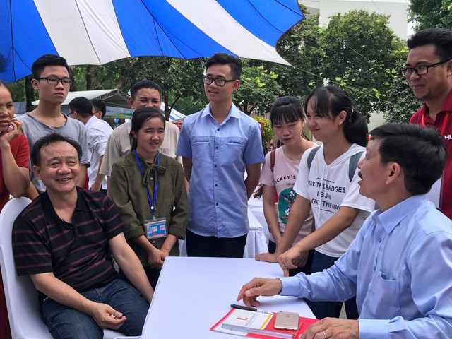 Phụ huynh và thí sinh vui mừng vì trải qua kỳ thi THPT quốc gia và xét tuyển đại học.