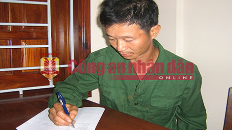 Đối tượng Vũ Văn Đản ngồi viết tường trình về vụ việc.