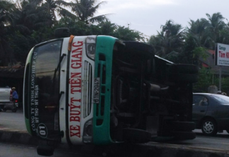 Xe buýt lật ngang dải phân cách, hành cách phải đập cửa kính để thoát ra ngoài.