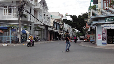 Khu vực ngõ vào nhà bà L. Ảnh: Trúc Hà.