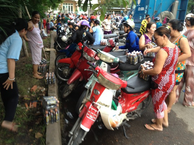 Công nhân nhốn nháo khi nhận được nước giải khát cận date.