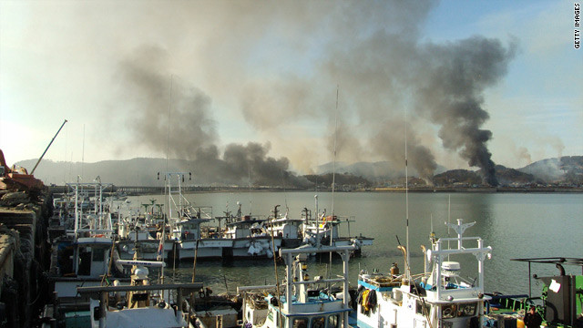 Khói bốc lên trên đảo Yeonpyeong của Hàn Quốc sau khi bị Triều Tiên nã pháo vào tháng 11/2010. Ảnh: Getty.