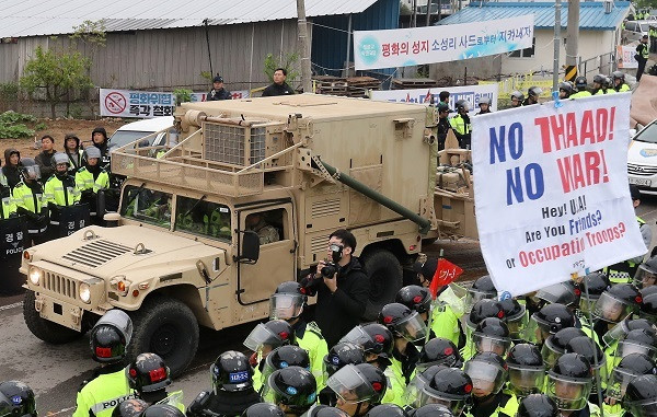 Người dân địa phương giương biểu ngữ phản đối triển khai THAAD. Ảnh: Yonhap