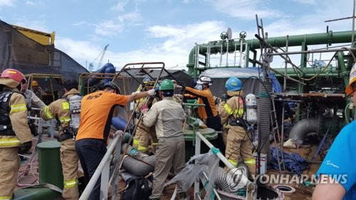 Đội cứu hộ làm việc tại hiện trường vụ nổ. Ảnh: Yonhap