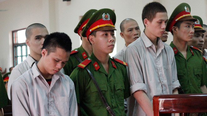 Các bị cáo cúi đầu nghe HĐXX luận tội