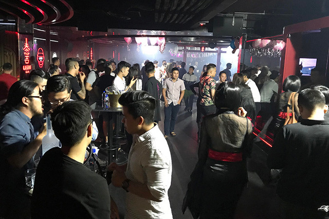 Bản tin 14H: Tiếp viên mặc bikini múa cột trong quán bar Sài Gòn