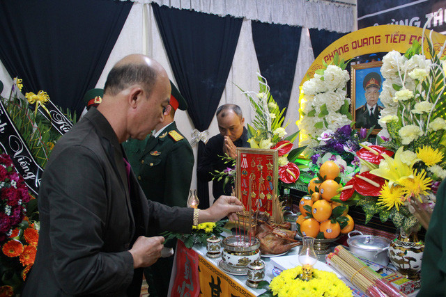 Đại diện các ban ngành thắp hương viếng Thiếu tướng Y Blốk Êban.