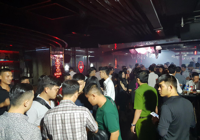 Khoảng 200 thanh niên có mặt tại quán bar. Ảnh: Lê Trai.