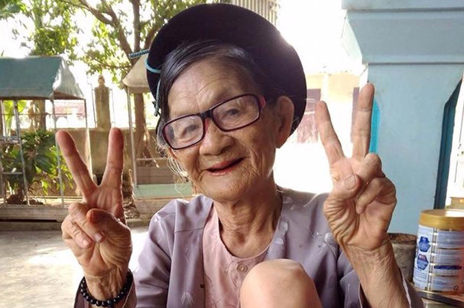 Tuy đã 82 tuổi nhưng cụ Kính vẫn rất "xì tin". Ảnh do người nhà cụ Kính cung cấp.