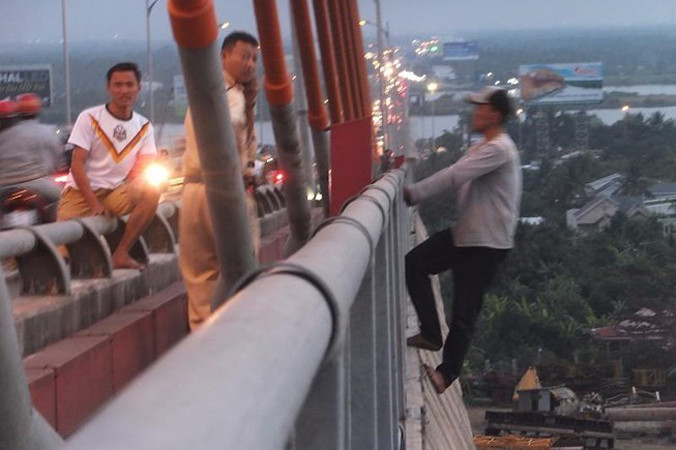 Thanh niên nghi ngáo đá đu lan can cầu Rạch Miễu