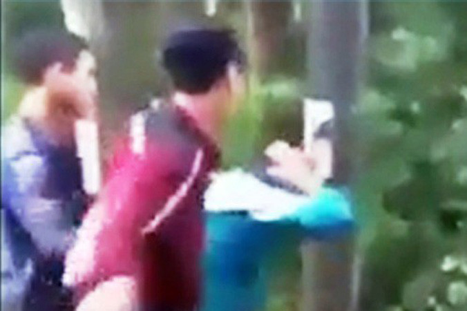 Nhóm học sinh đánh nhau tung lên Facebook ảnh cắt từ clip.