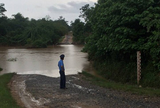 Mưa lớn khiến nhiều đoạn quốc lộ 48 E ngập sâu khoảng 1m.