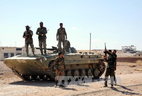 Binh sĩ Syria sau khi giành lại quyền kiểm soát một thị trấn thuộc tỉnh Hama từ IS ngày 3/10. Ảnh: THX/TTXVN.