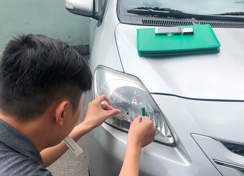 Mất gần 1 buổi sáng chúng tôi mới dán và nạp được tiền vào thẻ ETC, nhưng vẫn chưa dùng được tại nhiều trạm thu phí. Ảnh: Anh Trọng