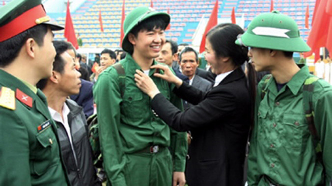 Thanh niên hăng hái lên đường nhập ngũ.
