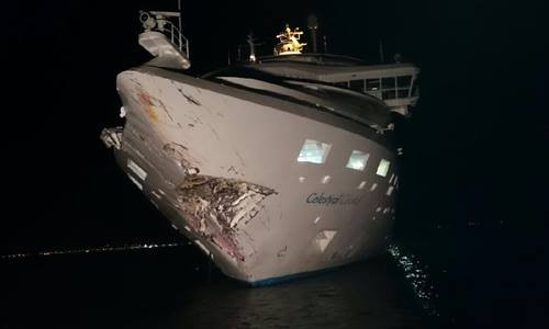 Tàu du lịch Celestyal Crystal bị móp phần mũi sau vụ va chạm. Ảnh: Travel Pulse.