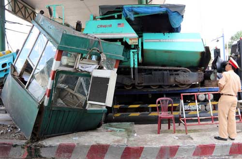 Chiếc xe tải chở quá khổ làm sập 2 cabin thu phí. Ảnh: Nguyệt Triều.