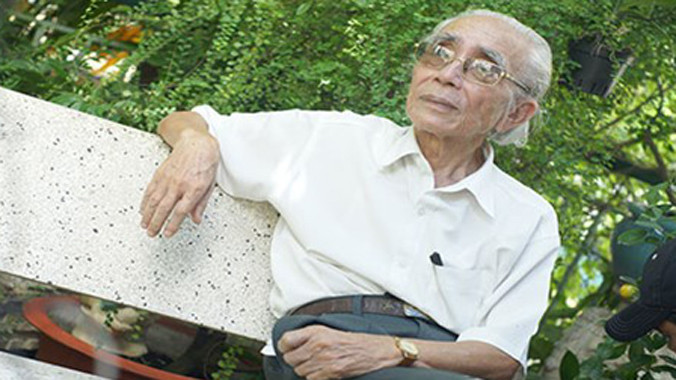 Mỗi ngày của nhạc sĩ Phan Huỳnh Điểu bây giờ là đọc báo, xem tivi và không ngừng sáng tác. Ảnh: MayQ.