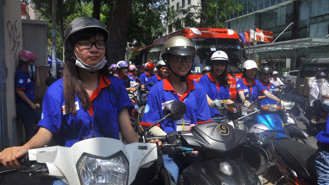 Đội xe ôm tình nguyện với khoảng 50% nữ luôn sẵn sàng đưa đón sĩ tử.