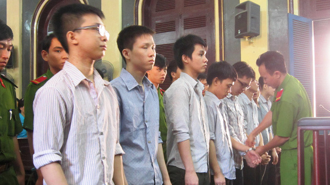 Các bị cáo tại phiên tòa sáng nay 29/6. Ảnh Tân Châu.