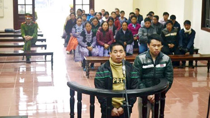 Hai đối tượng tại tòa.