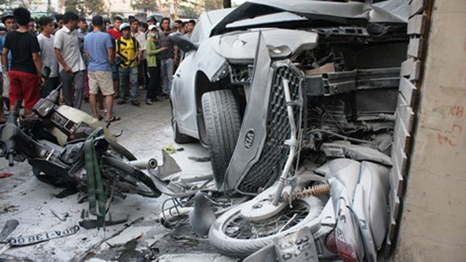 Ô tô “điên” lao qua dải phân cách tông nát bảy xe máy