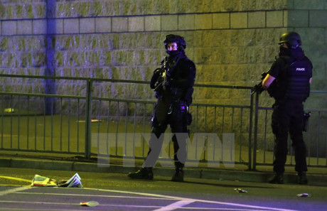 Cảnh sát gác tại hiện trường vụ nổ. Nguồn: AFP/TTXVN.