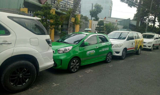 Lái xe Mai Linh bị taxi vinasa chặn đầu, khoá đuôi.