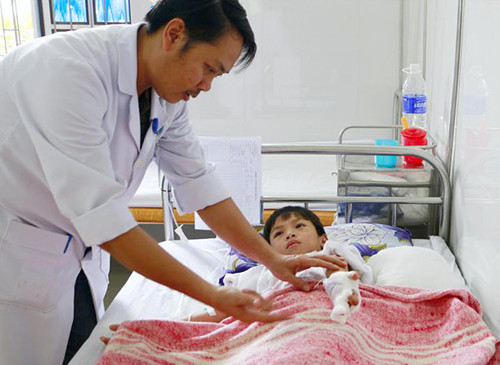 Bệnh nhân Quyết được chăm sóc, điều trị tại bệnh viện.