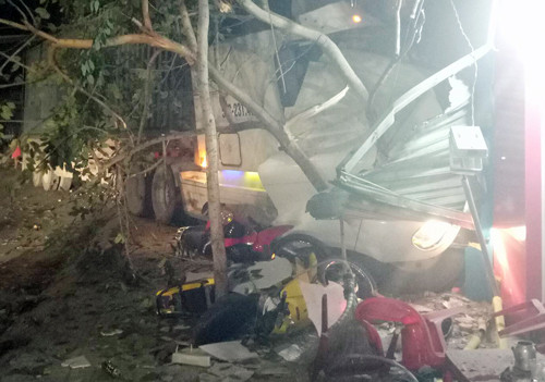 Xe container tông sập nhà, đè nhiều xe máy. Ảnh: A.X.