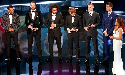Ronaldo và các cầu thủ Real ở buổi lễ trao giải của FIFA. Ảnh: Reuters.