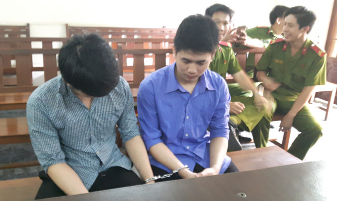 Hai anh em Công và Bảo tại phiên tòa ngày 10/1. Ảnh: Tân Châu.