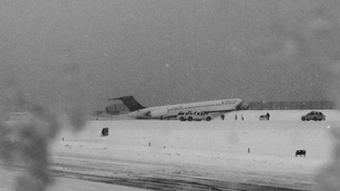 Máy bay trượt đường băng, hàng trăm khách hoảng loạn