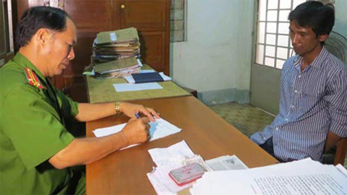 Đối tượng Đông (bìa phải) tại cơ quan Công an.