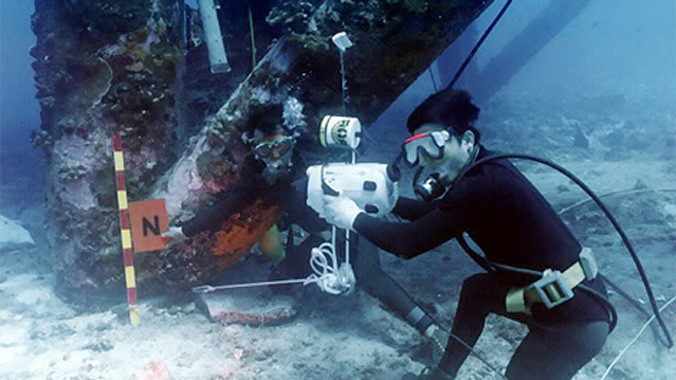 Thám hiểm dưới chân nhà giàn DK1. Ảnh Đăng Khải.