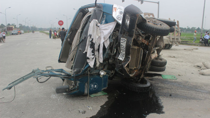 Chiếc xe tải chở xi măng bị biến dạng phần đầu, 3 người trên xe nhập viện nguy kịch.