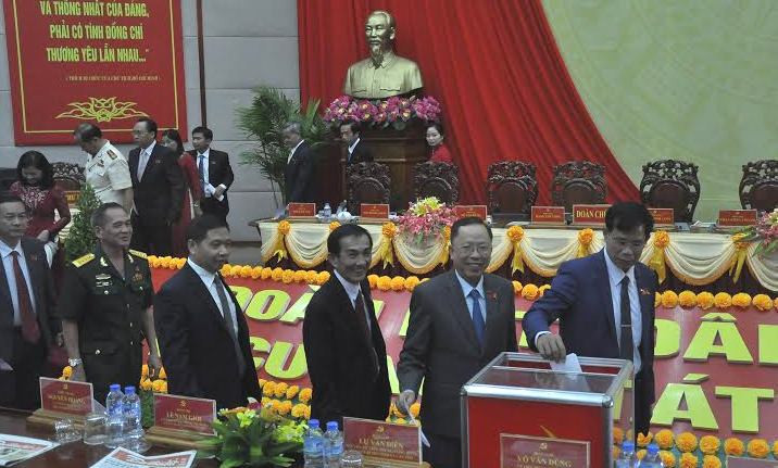 Lãnh đạo tỉnh Hậu Giang bỏ phiếu.