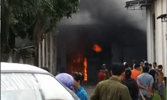 Lửa bùng cháy dữ dội từ khu nhà xưởng.