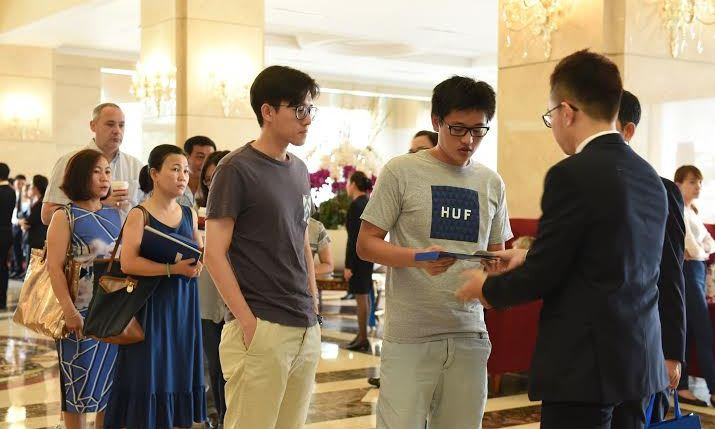 Một khách hàng người nước ngoài bốc thăm chọn căn hộ.