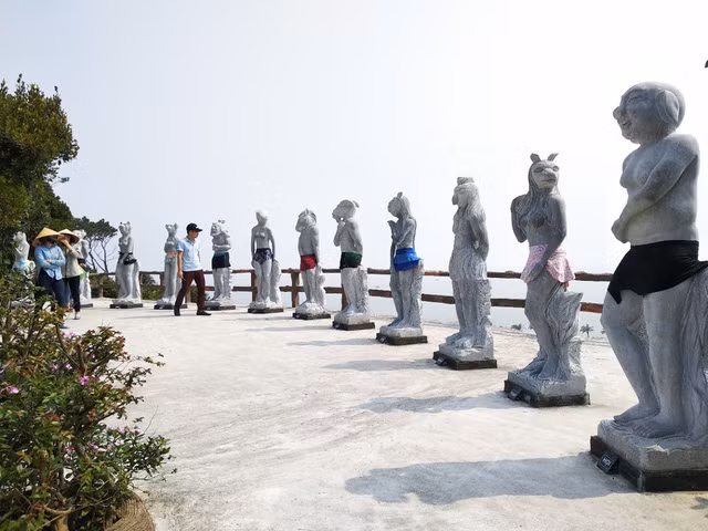 Tượng 12 con giáp được khoác “váy” mới.