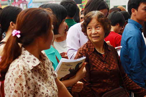 Người dân thủ đô xếp hàng mua tour giá rẻ tại VITM 2016.