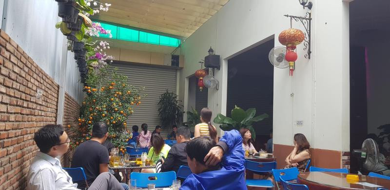 Quán cà phê của bà Tình tụ tập đông người giữa lệnh cách ly xã hội. Ảnh: VTC