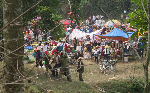 Một góc của phiên chợ. Ảnh: Hoàng Lam